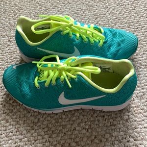 Women’s Tennis Shoes, Smoke Free Home